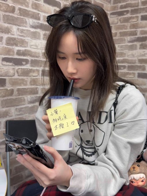 JaneKaoMood's tweet photo. Big sis (read the note): XiaoYeh, Eat more, you're too thin.
7️⃣: I've actually gained a bit of weight already, since I drink bubble tea every day 🤏
 
#janeeyeh https://t.co/fO2PmCPu5c
