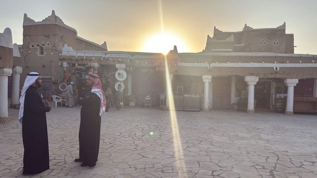 يتبع
وتم عقد اجتماع لمناقشة جهود الجمعية والخطط المستقبلية لتطوير #السياحة في المذنب .
تخلل الزيارة جولة على المقر للاطلاع على سير العمل.
ومن ثم زيارة المواقع التراثية والسياحيةمثل قرية #المذنب التراثية ومخيم البلدية الخدمي بواحات المذنب.