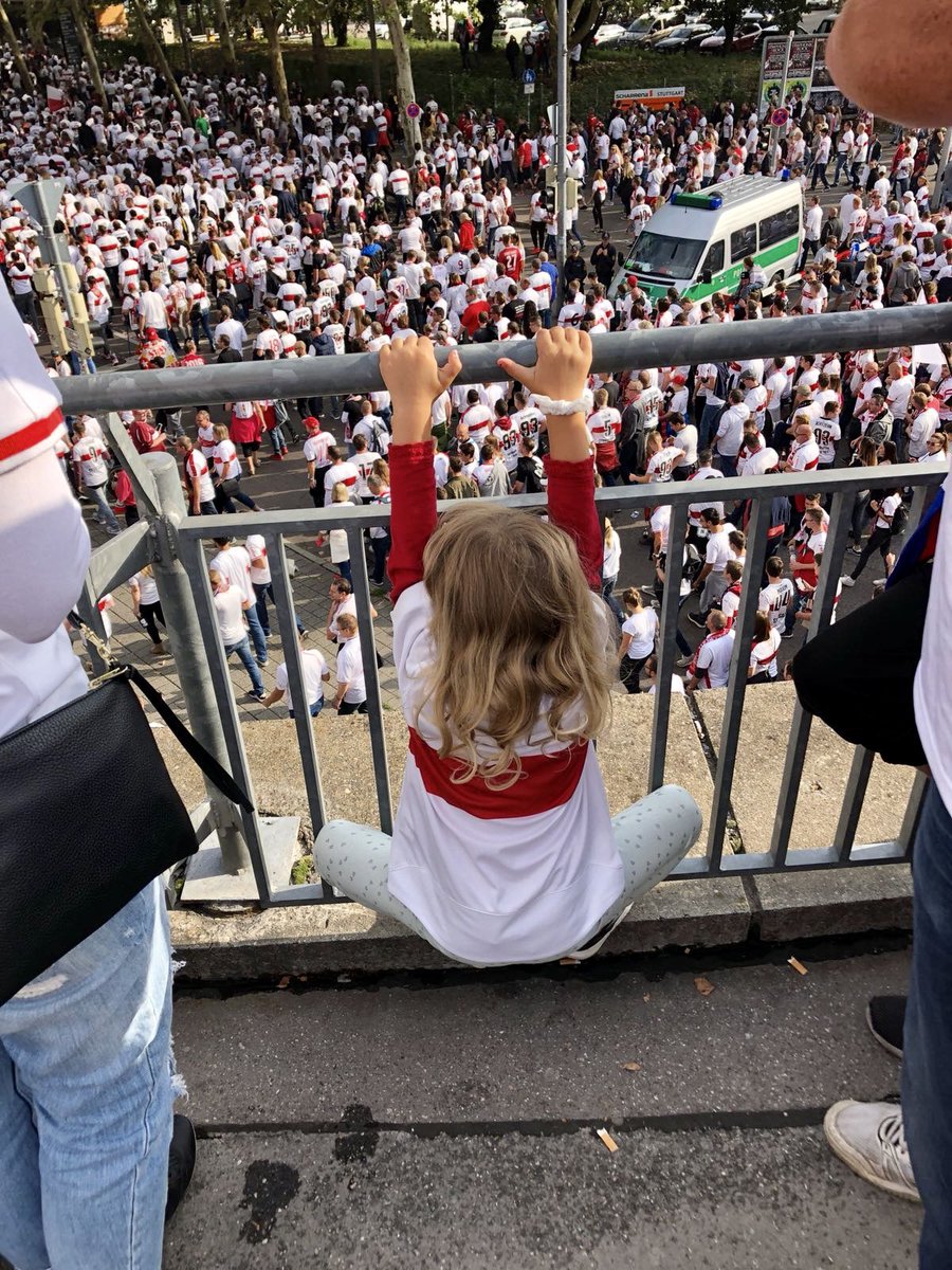 Gesucht 2 Tickets.
Ich würde meiner Tochter gerne diesen Traum erfüllen, bei Celtic dabei zu sein. Wenn also irgendwo etwas übrig ist, bitte bitte bitte 💚⚪️❤️🥹. Hier 2018 bei der Karawane - heute will sie unbedingt ins „Paradise“ in #Glasgow… Bedeutet mir so viel. #VfB 
<a href="/VfB/">VfB Stuttgart 1893</a>