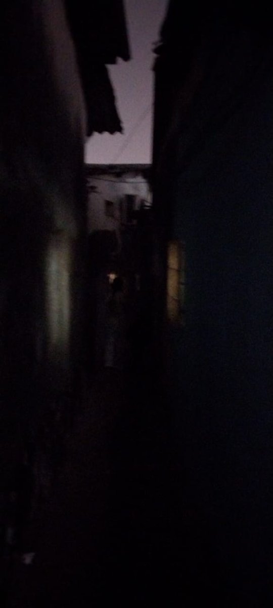 Navjawan_SS's tweet photo. There is no street lighting in this society area during nighttime, which is creating safety and security concerns for residents, especially senior citizens, women, and children.

📍 Location: Amburle Chawl, behind old post office Ketkipada.
@PrakashDarekar_ @mybmcWardRN @mybmc https://t.co/M5c7MdqiGr