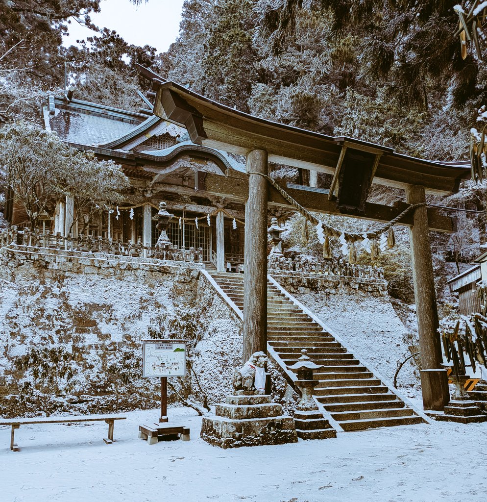 cheeniane's tweet photo. 先日行った雪の中の神社
とっても神秘的でした✨
今日もこちらは雪が降ってます❄ https://t.co/wYsCWzbj9z
