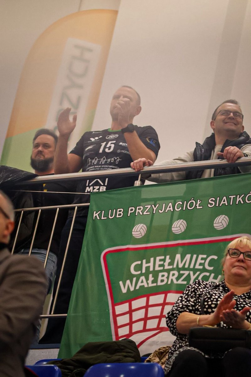 KPSChelmiec's tweet photo. 🏐 @WalbrzychMM znów stolicą dolnośląskiej siatkówki! 💛🖤💚

Trzy turnieje rozgrywane równocześnie na dwóch halach – Mistrzów i ANS – setki zawodniczek i zawodników, ogrom emocji i walka o każdy punkt! 🔥

Dolny Śląsk żyje siatkówką, a dziś jej serce bije właśnie w Wałbrzychu 💪 https://t.co/UKoRg8BSj7
