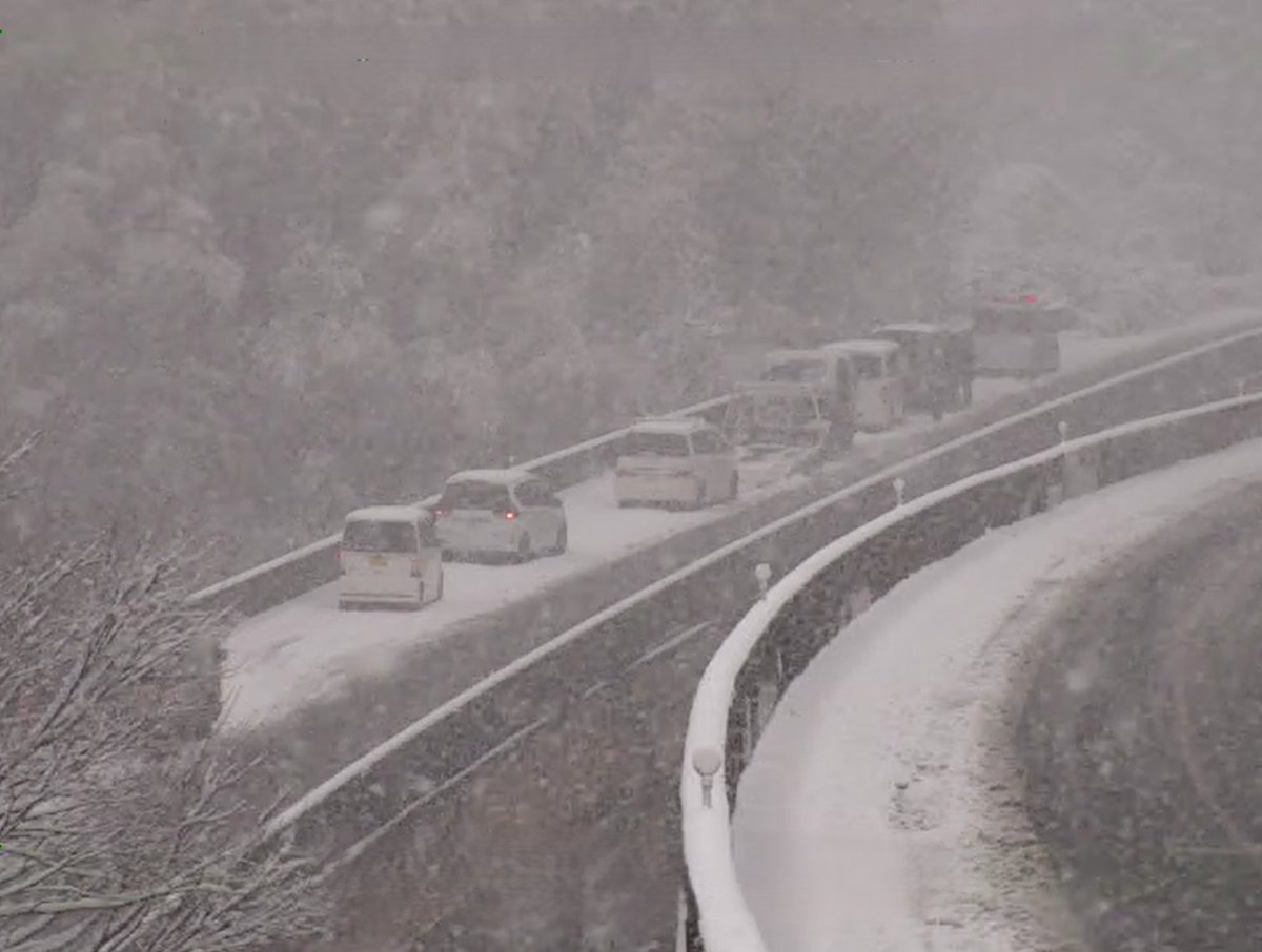 国道161号志賀バイパス付近でノーマルタイヤが原因の車両停滞が発生