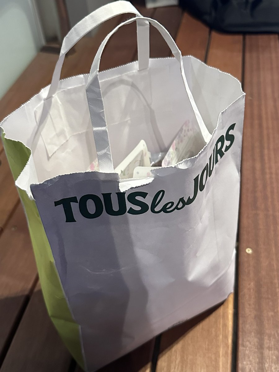 블랑루즈 나무계단 앞 뚜레쥬르 봉투를 찾아와주세요!
티켓 확인 후 랜덤뽑기로 하나씩 가져가시면 됩니다!