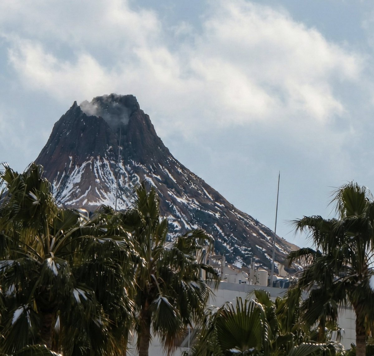 雪溶けのプロメテウス火山を、いい感じに撮れました。