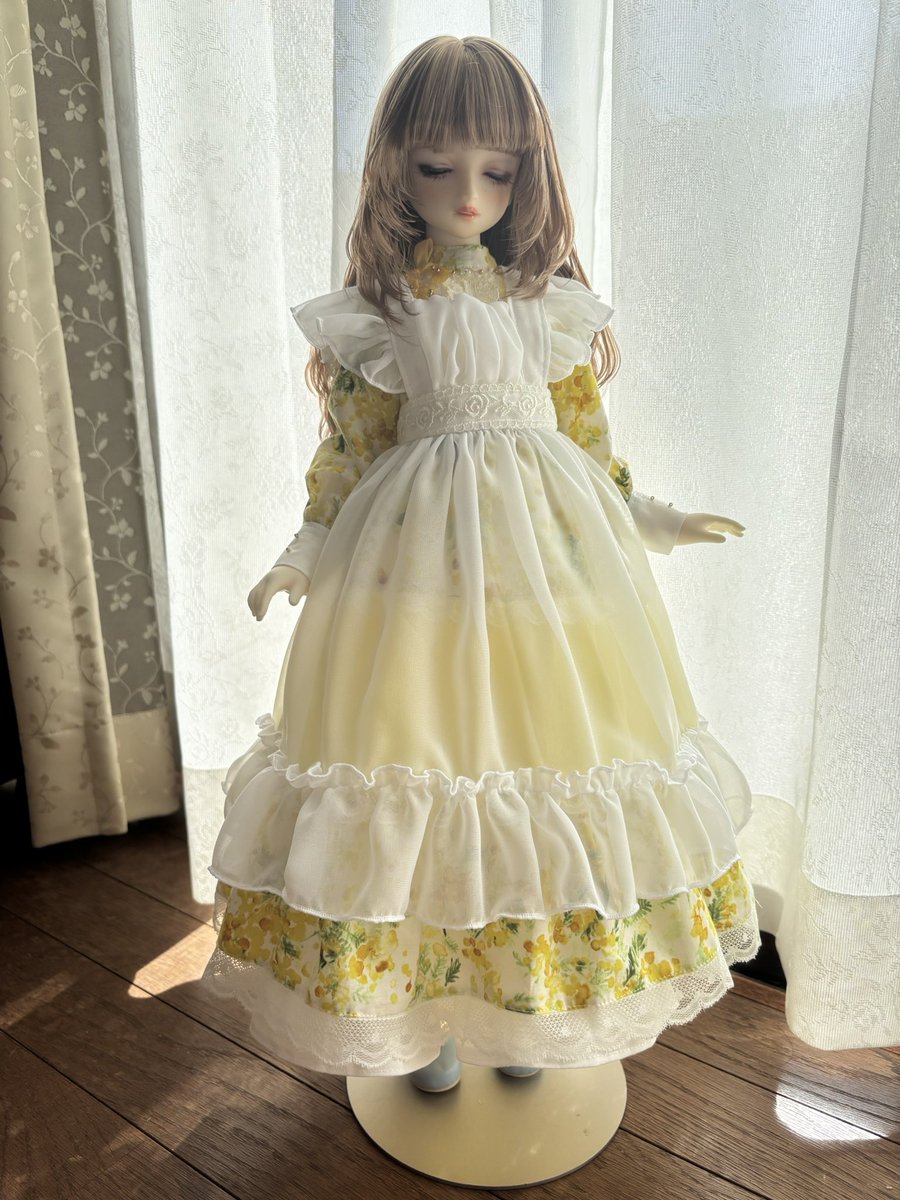 頑張ってシフォンジョーゼットのフリルエプロン完成しました✨✨

素材が柔らかすぎて切ったらガタガタだし、すぐ破れるので慎重に製作しました☺️

昨日のバブーシュカはイマイチだったので、ヘッドドレス作ります🎀

2/11（水）にヤフオク出品目指して頑張ります🧵🪡