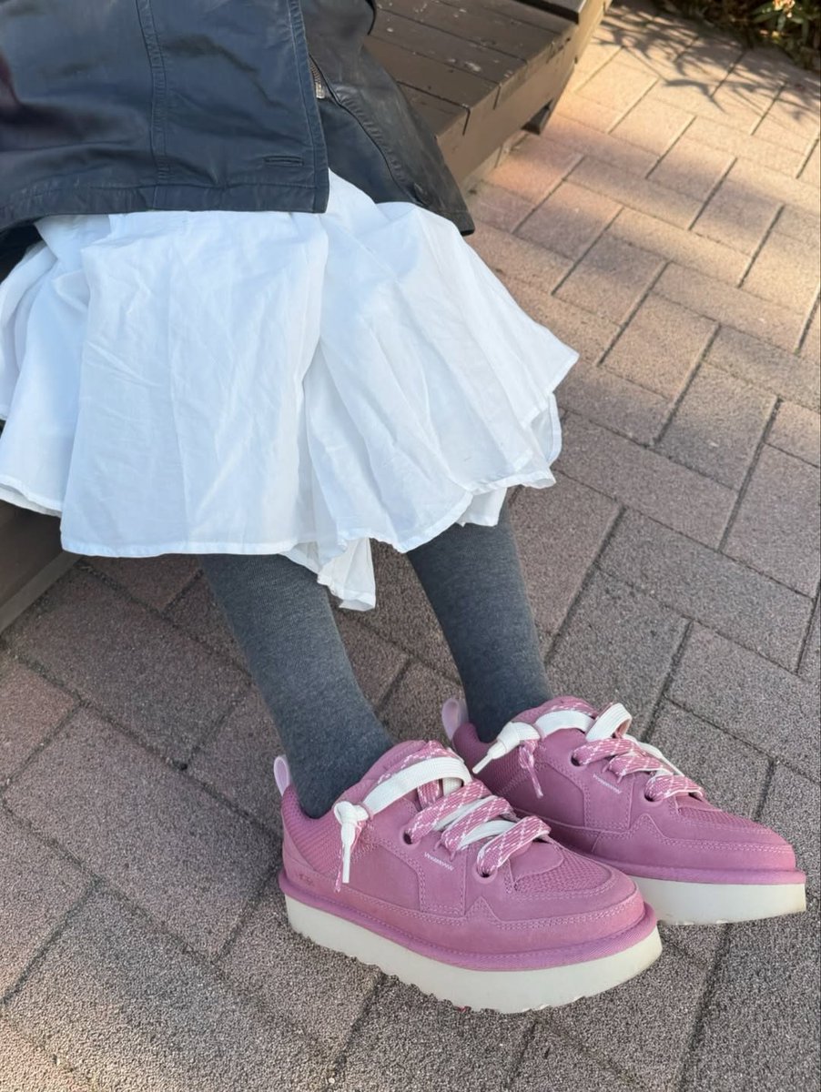 寒い日でもスタイリングにピンクの #UGGスニーカー を合わせれば一気に