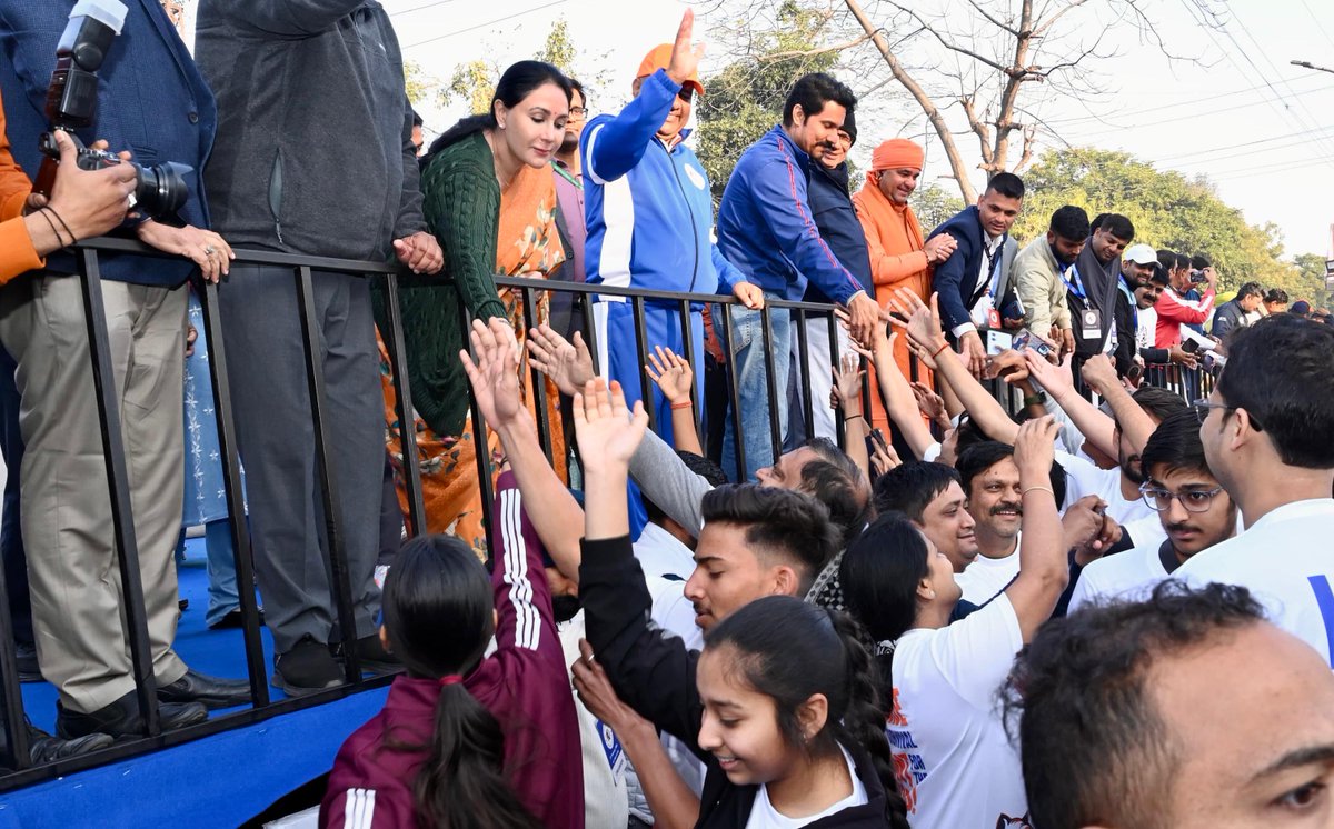 KumariDiya's tweet photo. आज अलवर की ऐतिहासिक धरती पर माननीय मुख्यमंत्री श्री @BhajanlalBjp जी एवं माननीय केंद्रीय मंत्री श्री @byadavbjp जी द्वारा "अलवर टाइगर इंटरनेशनल हाफ मैराथन" को फ्लैग ऑफ कर भव्य शुभारंभ किया गया। इस अवसर पर आयोजित कार्यक्रम में सहभागिता कर प्रतियोगियों का उत्साहवर्धन किया।
यह आयोजन माननीय प्रधानमंत्री श्री @narendramodi जी के फिट इंडिया, खेलो इंडिया और पर्यावरण संरक्षण के विज़न को साकार ��रने की दिशा में एक प्रेरणादायी पहल है। आदरणीय प्रधानमंत्री जी के नेतृत्व में देशभर में स्वास्थ्य के प्रति जागरूकता, खेल संस्कृति और युवा सहभागिता को नई ऊर्जा मिली है। टाइगर संरक्षण और फिटनेस को समर्पित यह मैराथन जन-जन तक सकारात्मक संदेश पहुंचा रही है।
अलवर टाइगर इंटरनेशनल हाफ मैराथन स्वस्थ भारत, सशक्त भारत और पर्यावरण-संवेदनशील भारत के संकल्प को मजबूत करती है। सभी प्रतिभागियों को उत्��ृष्ट प्रदर्शन एवं उज्ज्वल भविष्य के लिए हार्दिक शुभकामनाएं।
#AlwarTigerMarathon