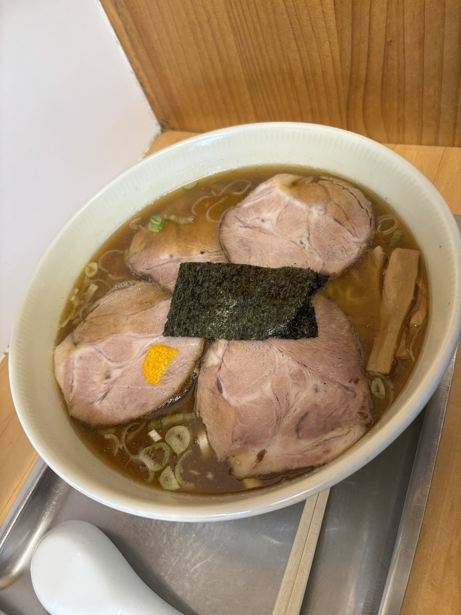 田無の大勝軒、チャーシュー麺(2玉)1200円。煮干しスープにゆずの香り、しっかりラードが覆ってます。ボリュームあってお腹いっぱい。ご馳走様でした。