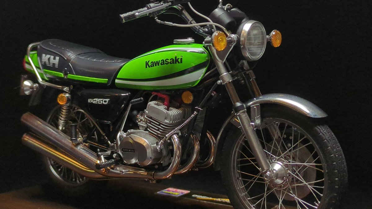 truesuger's tweet photo. ハセガワ 1/12 Kawasaki　KH250 B/6
定年退職する上司が若かりし日、これに乗り駆け巡っていたカワサキＫＨ250。ハセガワの中期型250のキットに最終型400のデカールを使いB6に仕上げました。サイドカバーのエンブレム上司が中期型のものを取り付けていたとのことでそのままにしてあります。 https://t.co/mWE84ARbda