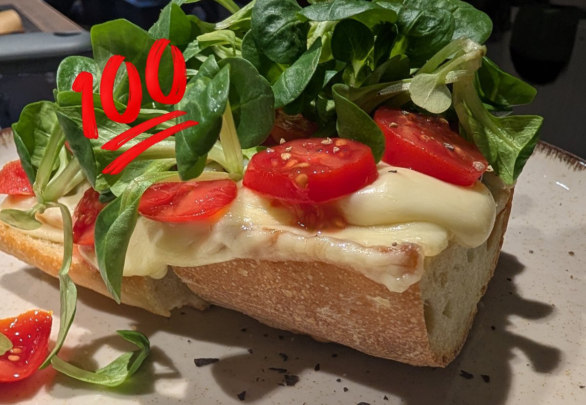 #Frühstück - Volltreffer
Selbstgebackenes Baguette mit Speck, Olivenöl, Spiegelei, Käse, Tomaten und Feldsalat.
#GutneAppnetit
(für jeden aus der #WG_Kueche nur ein Stück, solange der Vorrat reicht)