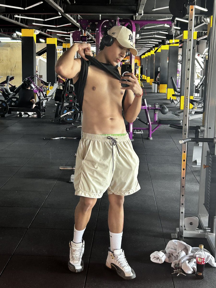 _MasterZach's tweet image. This godly body controls your loser minds.