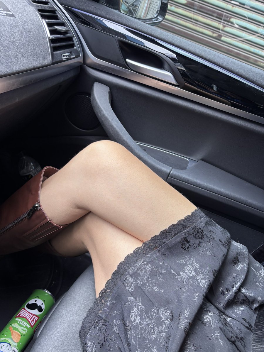 今天的四格溫泉日記
第二格，原來有帶裙子來換，但是太長不ok。
第三格，時間到了先開門，讓大家看她穿襪穿鞋