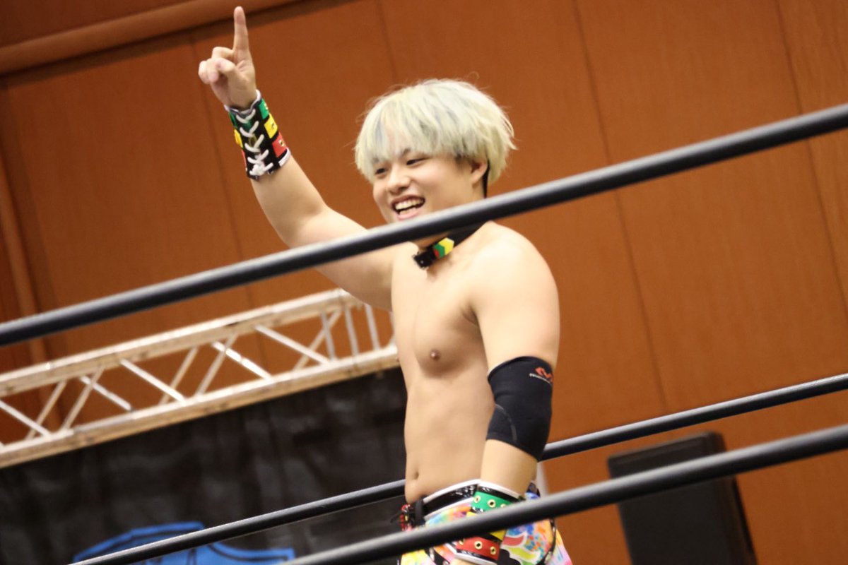 s2__kazu__s2's tweet photo. 2026.02.07

新生NATURALVIBES
アッキーくんとぎうちくんが
垢抜けてかわいいー!!!
アッキーくんのコスとか
もう恐竜🦖じゃん🤭って!!!
ぎうちくんも金髪似合ってる！
ニコニコでかわいい
お二人でした✨️✨️

 #DRAGONGATE
  #GuC 選手
 #AKEY 選手
 #NATURALVIBES https://t.co/Y58VHvo0N3