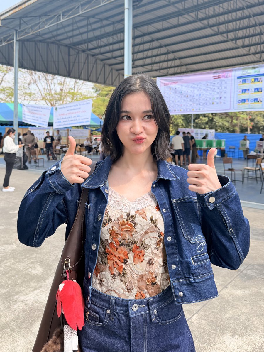 ลงเสียงประชามติเรียบร้อย ✅
ยังมีเวลาจนถึง 17.00 นะคะะะ
.
จริงๆถ้าลงวันเดียวกันกับเลือกตั้งล่วงหน้าได้จะดีมากเลย
(ที่ลงเลือกล่วงหน้าเพราะวันนี้ไม่ว่างแต่แรกอ่ะเนอะ)
สรุปพอต้องมาเลือกวันที่ 8 อยู่ดี วันนี้เลยวิ่งเก่ง เช้าตรู่ต้องเข้าเมืองไปงานนึง