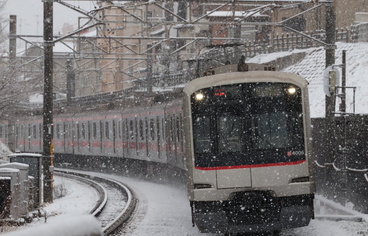 本日の相鉄線②。
雪鉄撮影の続き。
目黒線の3000系の新旧と3000系と5080系がすれ違い、相鉄線内かここは？という状態を撮影。
JR埼京線のE233系の雪が降る姿の撮影も。
撮影中、この時間に回送されてくることのない東横線の4106Fが通過していきました。何の回送だったんだろう？ #相鉄
