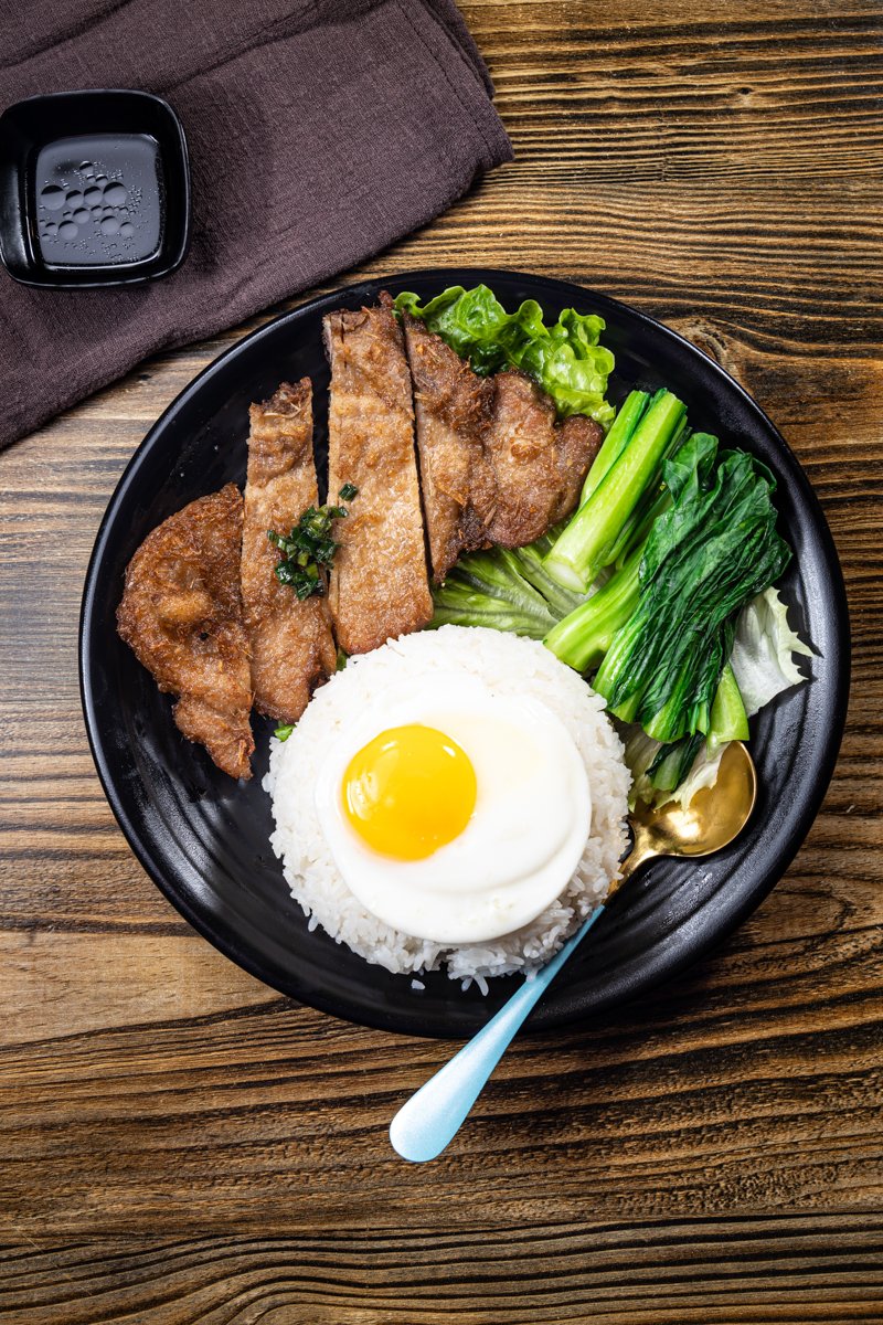 スタイルって、変わっていくものね。
前は、絞りを開けて思いっきりボカすにハマっていた。でもメニューデザインまでやるようになってからは全体がパッと見渡せる写真が好きになったんです。俯瞰で具材が全部きれいに見えるし、レイアウトも自由自在！役割が変われば、見え方も変わるって実感している