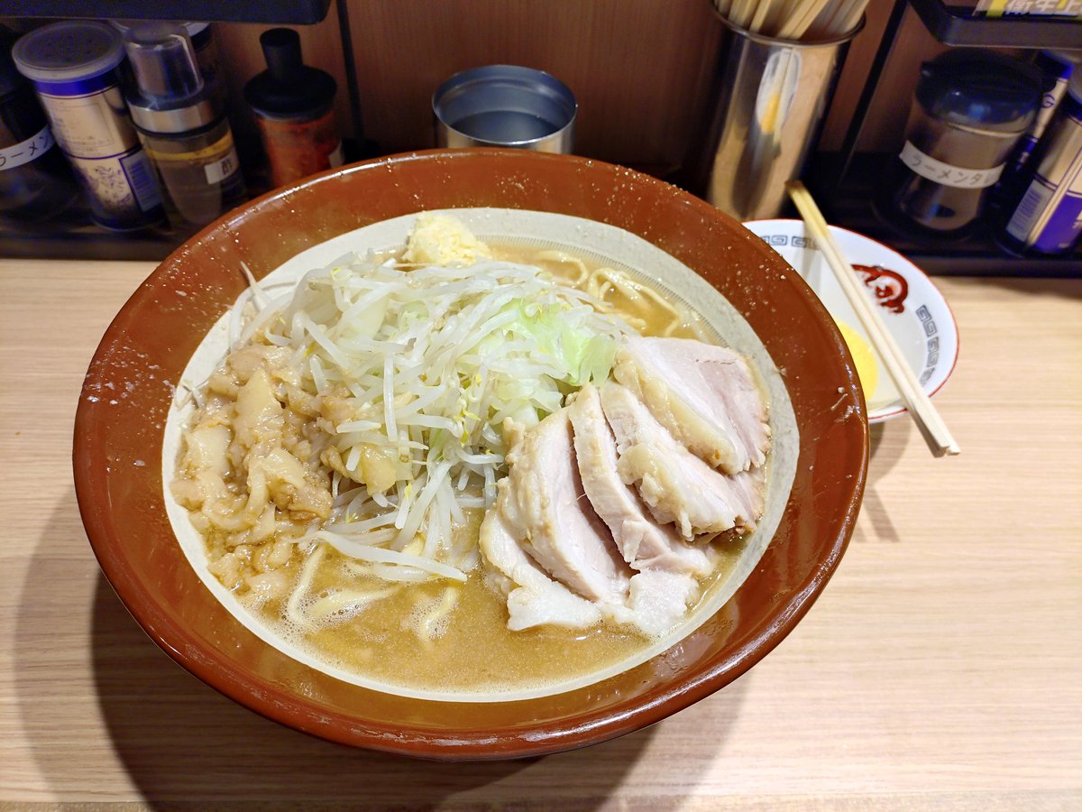 takafumitablete's tweet photo. 豚山 大ぶた もう二度と麺増しにしない。
こんなデカかったっけ！？って思うくらいデカイの出てきた(笑)

今日寒いからマックシェイクの硬さがとても良い感じ❄ https://t.co/MWoHldzBLF
