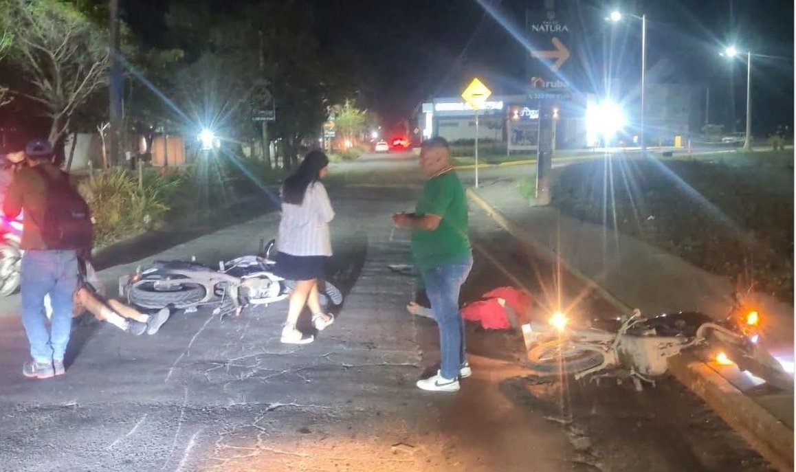 ChismitoJarocho's tweet photo. #ChismitoJarocho 🚨 ALERTA 🚨📸 11:54 pm #ReporteVial Motociclista en presunto estado de ebriedad 🥴🥴 impacta a otro motociclista en la glorieta de El Cortijo. @espejohernandez @AyuntamientoVer #VeracruzCiudadHeroica #Veracruz #VeracruzPuerto #Jarochos #Veracruz2026 @vialver https://t.co/Iq2FcAiyAt