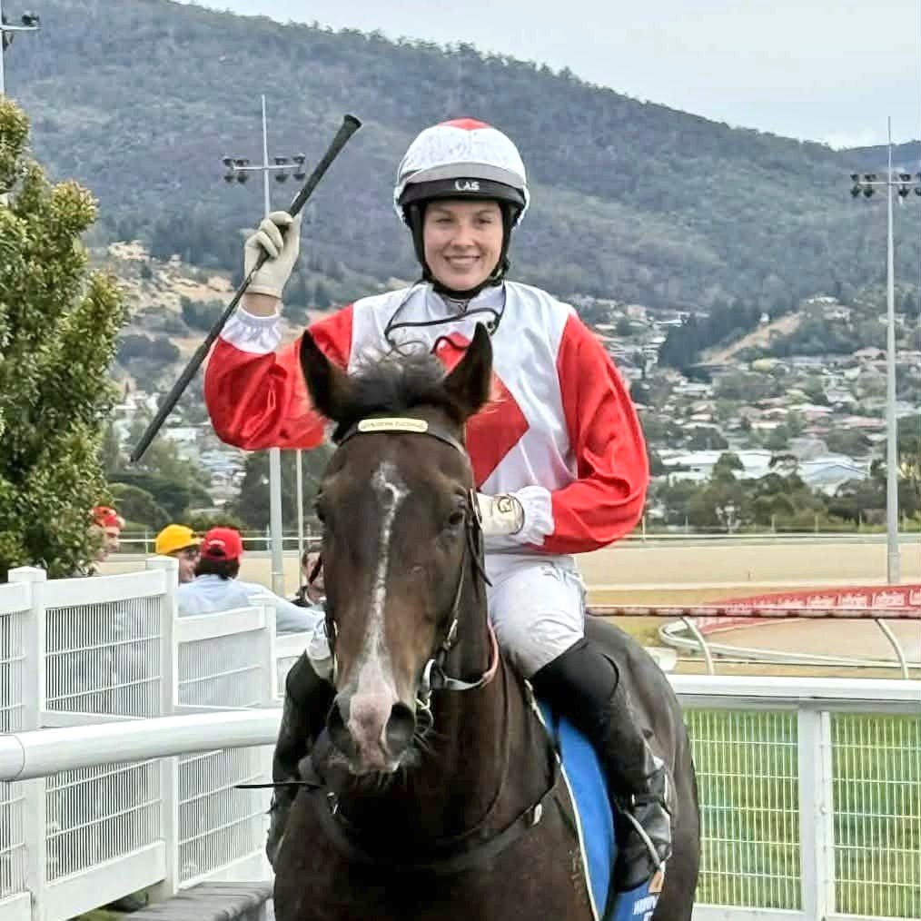 TrinderAdam's tweet image. A Hobart Cup day winner with Prince Of Khatun (3g Stratosphere x Khatun) winning the 1000m Class 6! 

Congrats to owner/breeder Wayne Roser with #Matey who now has 4 wins and 5 2nds from 11 starts, with over $129k in prizemoney! Thanks @Ericabyrne_1 for a great ride!