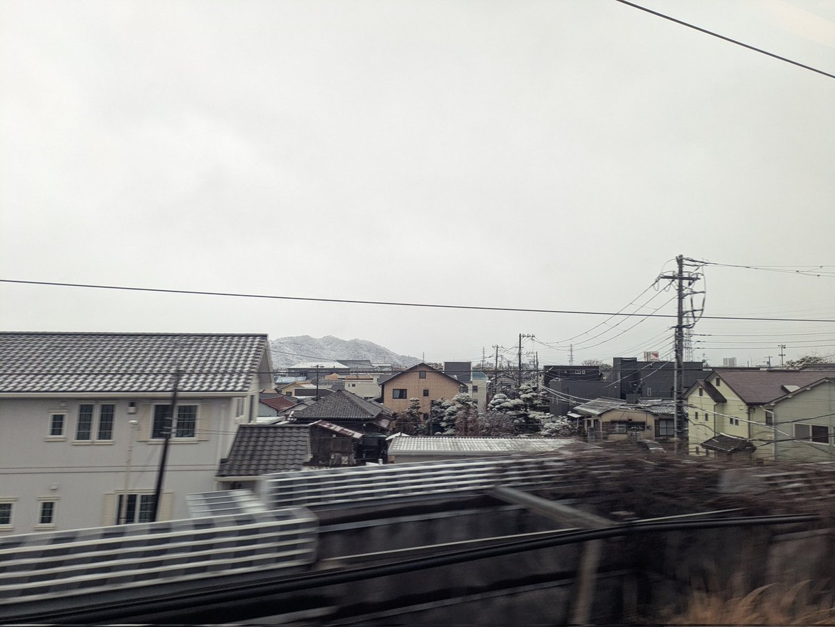 futanoki's tweet image. 三島から沼津に抜けていくところで雪がいきなりなくなった😂