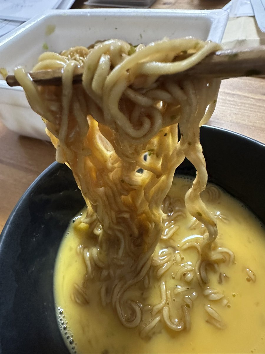 鳥羽シェフがおすすめしてた、『ペヤング生卵絡め食い』やってみた。

ちょっと冷めそうだからコレはどうかなあと思いながらもやってみたら美味い！

ペヤングってこんな甘かったん？と感じられて、その後になんもつけないで食ってみるとそれはそれで美味いので味変的な楽しみ方でめっちゃ良い！