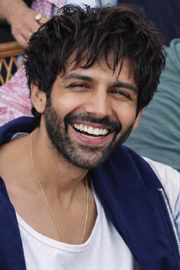 Yasinyash111's tweet photo. His smile<<<Damnn😍❤️‍🔥

That Raabit teeth🐰🦷
#KartikAaryan https://t.co/rAFbWWwTDs