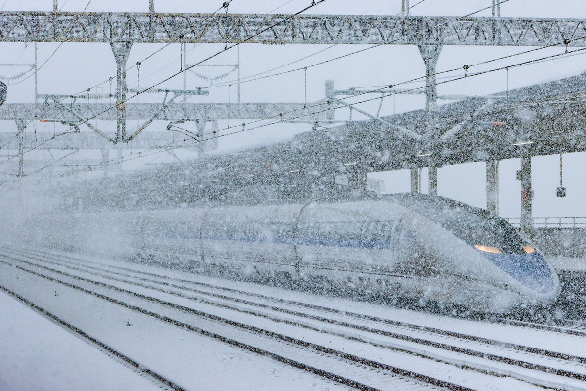 2026.2.8
こだま854号 500系V編成

辺り一面の銀世界に颯爽と滑り込んできた500系新幹線。
ほんの少しだけ、「500系の冬の関ヶ原越え」の幻影を見た。