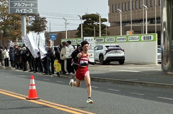 Boshoku_rikujo's tweet photo. 【大会結果】
◾️2月8日(日)
◾️#全日本実業団ハーフ

団体の部3位🥉

9位   #小野寺悠 1:00’54”PB✨
10位 #浅井皓貴 1:00’54” PB✨
31位 #尾﨑健斗 1:02’00” PB✨
69位 #小渕稜央 1:02’49” PB✨
98位 #服部壮馬 1:03’43”
152位 #白鳥哲汰 1:06’19”

4名が自己ベスト更新！
応援ありがとうございました🙇 https://t.co/xhQV9FEmDA