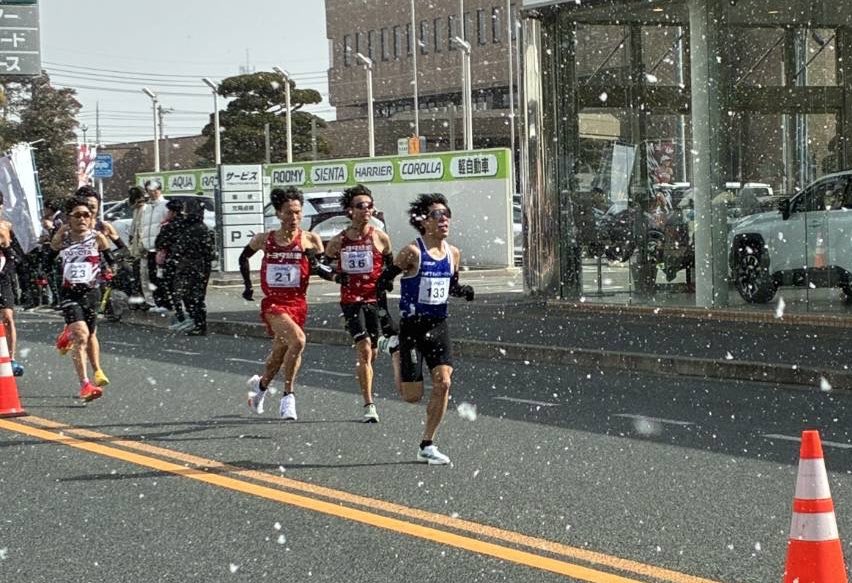 Boshoku_rikujo's tweet photo. 【大会結果】
◾️2月8日(日)
◾️#全日本実業団ハーフ

団体の部3位🥉

9位   #小野寺悠 1:00’54”PB✨
10位 #浅井皓貴 1:00’54” PB✨
31位 #尾﨑健斗 1:02’00” PB✨
69位 #小渕稜央 1:02’49” PB✨
98位 #服部壮馬 1:03’43”
152位 #白鳥哲汰 1:06’19”

4名が自己ベスト更新！
応援ありがとうございました🙇 https://t.co/xhQV9FEmDA