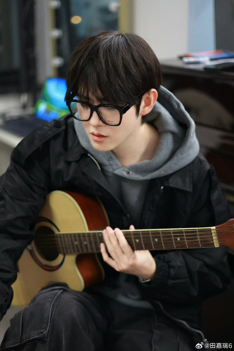 : วางกีตาร์ลงแล้วมานั่งนี่มาเดี๋ยวพี่เล่นเพลงที่หนูชอบให้ฟัง 
:
:
:
(ขอคนเข้าใจ 😣)