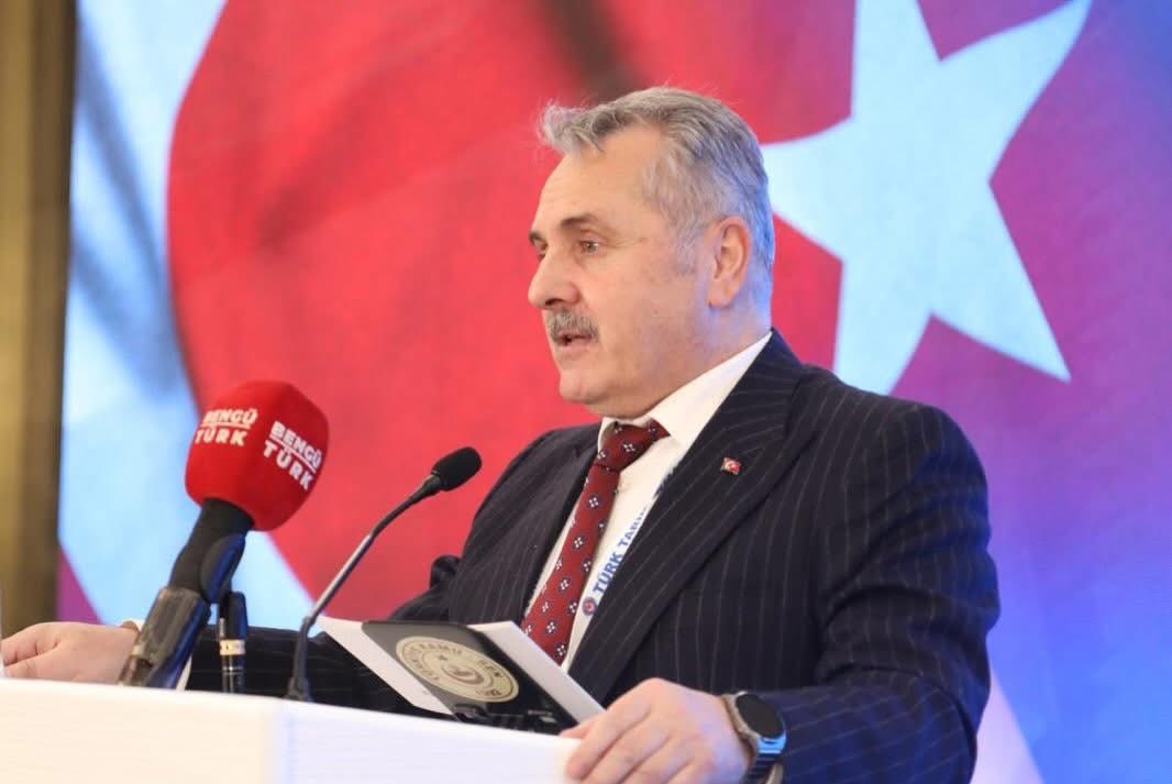 ttosgm's tweet photo. Sendikamızın 8. Olağan Genel Kurulunu büyük bir coşku ile gerçekleştirdik. 

Bugün gerçekleştirdiğimiz Sendikamız; Türk Tarım Orman-Sen 8’inci Olağan Genel Kurulu, yoğun katılım, güçlü teşkilat anlayışı ve yüksek bir sorumluluk bilinci yanında birlik bütünlük içerisinde gerçekleşmiştir. 

Divan Başkanlığı görevini Konfederasyonumuz Teşkilatlanmadan sorumlu Genel Başkan Yardımcımız ve Türk Haber-Sen Genel Başkanı Sayın Yücel Kazancıoğlu'nun yürüttüğü ve toy havasında geçen Genel Kurulumuza; MHP Genel Başkan Yardımcısı ve Ankara Milletvekilimiz Sayın Yaşar Yıldırım, Tarım ve Orman Bakan Yardımcımız Sayın Abdulkadir Polat, Türkiye Kamu-Sen Genel Başkanımız Sayın Önder Kahveci, Sendikalarımızın Genel Başkanları,  Milliyetçi Hareket Partisi MYK Ùyelerimiz, Kızılcahamam Belediye Başkanı Sayın Süleyman Acar, Bakanlığımıza bağlı merkezi hizmet birimlerimizin çok değerli Genel Müdür, Genel Müdür Yardımcıları ve Daire Başkanları,  Sendikalarmızın Genel Başkan Yardımcıları, Konfederasyon Kadın Komisyonu Başkanı, Tarsim Genel Müdürü, Tarım İş Sendikası Genel Başkanına, Öz Ormaniş Sendikası Genel Başkan Yardımcısına, TÜRKAV Genel Başkanı Sayın Ebubekir Korkmaz, Değerli Yönetim Kurulu Üyeleri ve Ankara Şube Başkanı i, Ülkü Ocakları Ankara İl Başkanımız Sayın Ömer Şanlı, Türk Mühendisler Derneği Genel Başkanı, TZYMB Genel Başkanı, TÜHİS Genel Sekreteri, Türk Hukuk Enstitüsü Genel Başkanı, Vested Genel Başkanı , Hizmet İş Sendikası Ankara Şube Başkanı, Şube Başkan Yardımcısı Sayın Turgut Koc, Türkiye Harp Malulü Gaziler, Şehit Dul ve Yetimleri Derneği Ankara Şube Başkanı ve kongremize katılım gösteren tüm Şube Başkanlarımız, İl Başkanlarımız ve delegelerimize ayrı ayrı teşekkür ederiz.

Ayrıca gönderdikleri tebrik telgrafları ve çiçekleri ile bizleri onurlandıran siyasi ve bürokratik görevli; çok kıymetli büyüklerimize ve dostlarımıza, kongre sürecinde ve akabinde tebriklerimi ileten tüm dost ve dava arkadaşlarımıza sükranlarımızı sunarız. 

8.Olağan Genel Kurulumuzun üyelerimize, teşkilatımıza ve ülkemize hayırlı olması dileklerimizle saygılar sunarız. 

Varolsun teşkilatımız !