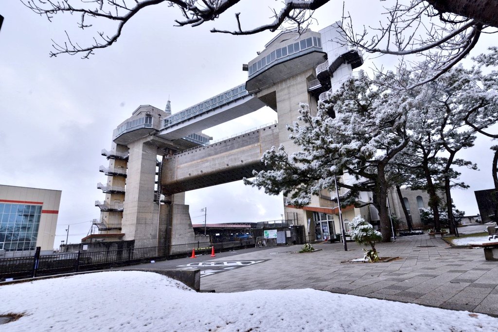 trip_partners's tweet photo. 雪降る港町
#写真好きな人と繫がりたい
#沼津 #びゅうお
#雪の日 https://t.co/I9YMwh2lRA