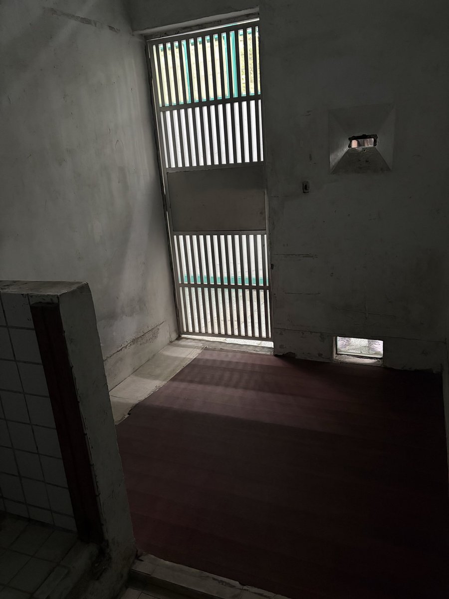 今天和女兒做走讀作業去了景美國家人權博物館，這裡復刻了威權時代下白色恐怖時期受迫害者們曾經歷的人生。即使是體驗那樣窒息生命力的壓迫，也僅僅是觸摸到1945年以後竊據台灣之惡的衣邊，與1947的228相比真的鳳毛麟角🥺 我出生後仍有…想像同一個時空下受迫害者家人的驚懼😢 Chú Iâ-so͘, goán ū-chōe