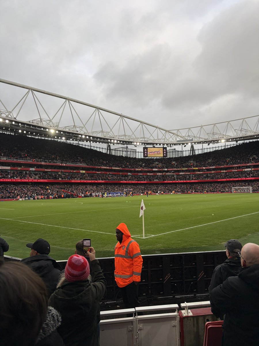 lebridgewear's tweet photo. Another trip to London, another shit load of tourists - tragic decline in our away support from last few years https://t.co/EV51jxYZN3