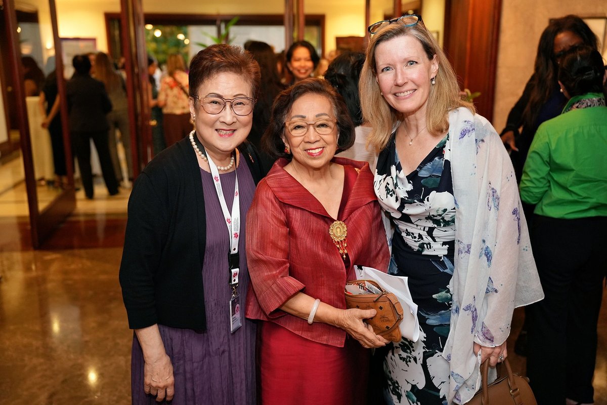 AsiaPacificFdn's tweet photo. The delegation of 24 entrepreneurs and ten thought leaders attended a welcome reception on Feb 3 hosted by H.E. @AmbDBHartman, Ambassador of 🇨🇦 to the 🇵🇭 at his Official Residence in #Manila. Guests included many local women in leadership from business, governments and civil society.