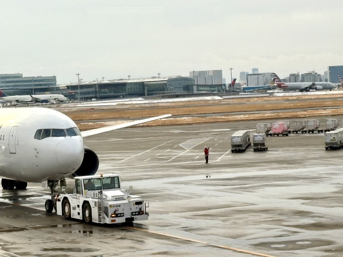 alkarawed2047's tweet photo. きた！わたしの787！w
遅延で機材変わらなくてよかった🙌
ヒマでプッシュバック撮ってたらピンクのコンテナおった！🎀 https://t.co/Ae6IMDMn3J