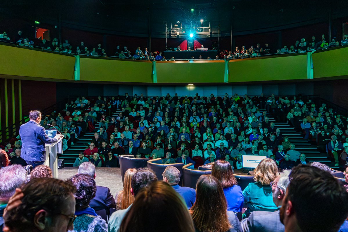 🗞️<a href="/presseocean/">Presse Océan</a> « Sébastien Arrouët a évolué à guichets fermés mardi soir. À l’aise dans ses baskets après avoir été lancé en profondeur par <a href="/RAmailland/">Rodolphe Amailland</a>, maire de Vertou : "Il peut être le maire rassembleur dont #orvault a tant besoin. Il a l’énergie, la sincérité et la vision". »
