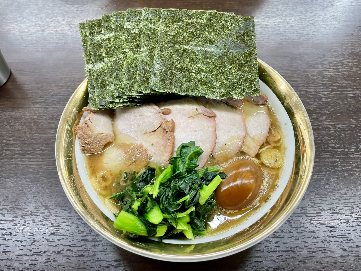 杉田家🍜

開店数人限定の金丼！

深夜から待ったから寒かったけどめちゃくちゃ美味しかった〜😍😍