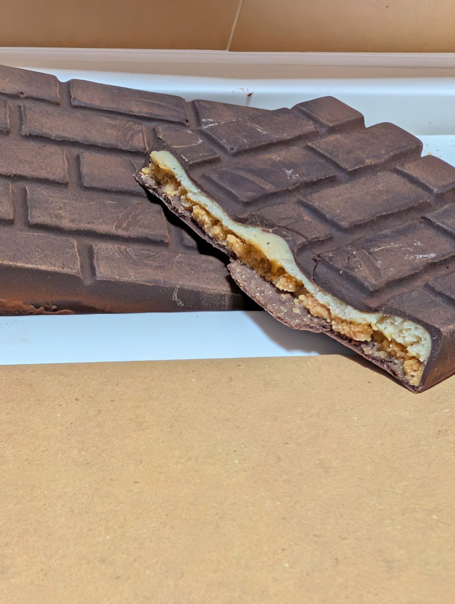 カンタン・バイィ
タブレットヴァニーユマカデミア
まわりのココアパウダーとチョコがビターなので中のホワイトチョコガナッシュとマカデミアナッツプラリネの甘さとバニラの香りが際立つ。結構分厚いので食べごたえあり🍫