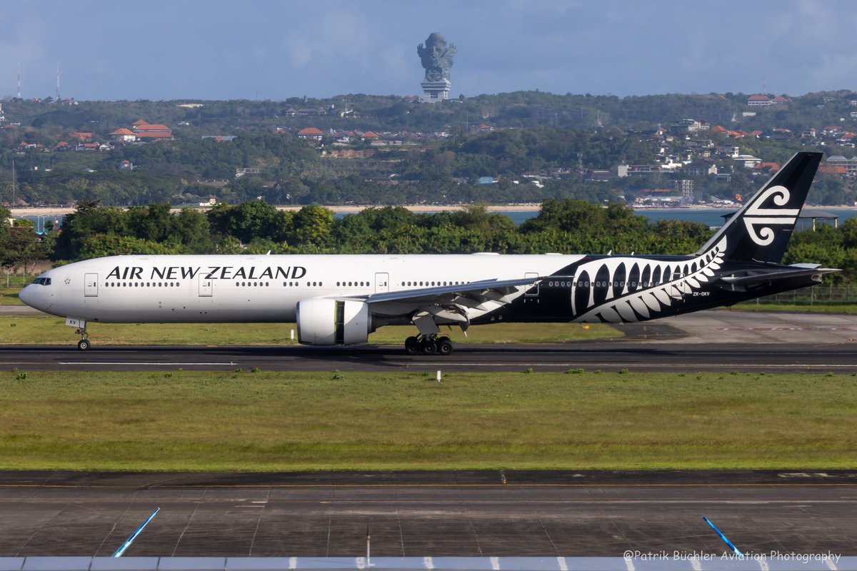 patrik_buchler's tweet photo. Sea, sand &amp; planes 🕶 
Boeing 777-300ER 🇺🇸
Air New Zealand ZK-OKV 🇳🇿
Bali Denpasar DPS/WADD 🇮🇩
29 July 2025 https://t.co/Rd8JGvkTZR