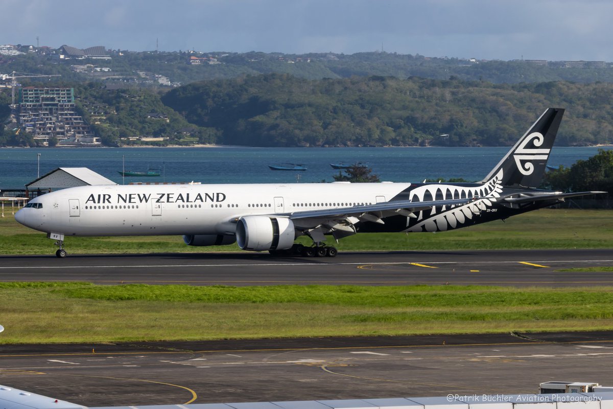 patrik_buchler's tweet photo. Sea, sand &amp; planes 🕶 
Boeing 777-300ER 🇺🇸
Air New Zealand ZK-OKV 🇳🇿
Bali Denpasar DPS/WADD 🇮🇩
29 July 2025 https://t.co/Rd8JGvkTZR
