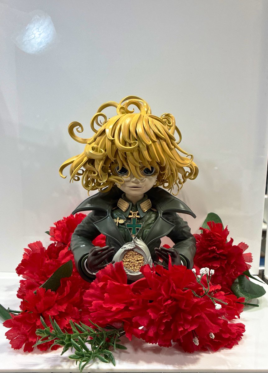 午後入場タイムに入ったと思うのでターニャさんの周りにお花散らしました。

版権アイテムは演算宝珠97式がラスト1個です。他は完売しましたが展示は最後までするのでお帰りがけなどにでも見に来てください