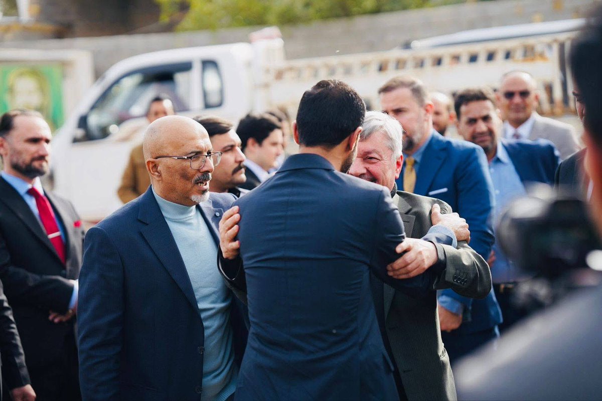 BahrAlolomForum's tweet photo. وزير البيئة وبعثة برنامج الأمم المتحدة الإنمائي في العراق ومؤسسة بحر العلوم يعلنون من ذي قار إطلاق  (مشروع تنمية الجنوب )

زار وزير البيئة الدكتور هه‌لو العسكري محافظة ذي قار، اليوم، والتقى بمحافظ ذي قار السيد هيثم الحمداني وعدد من أعضاء مجلس المحافظة ورؤساء الوحدات الإدارية في إطار متابعة الواقع البيئي وتعزيز التنسيق المشترك بين الحكومة الاتحادية والحكومات المحلية. واعلن إطلاق مشروع الجنوب لمعالجة التأثيرات المناخية. 

كما عقد الوزير اجتماعا موسعا في منتدى سوق الشيوخ البيئي والمجتمعي جمعه بالمشرف العام  لمؤسسة بحر العلوم الخيرية الدكتور إبراهيم بحر العلوم وبمشاركة رئيس بعثة برنامج الأمم المتحدة الإنمائي (undp ) الدكتور تيتون ميترا والوفد المرفق له وأعضاء منتدى سوق الشيوخ البيئي والمجتمعي وبحضور قائممقام قضاء كرمة بني سعيد السيد زكي منصور والسيد علي مجبل رئيس التجمع الثقافي في سوق الشيوخ  ومستشار وزير البيئة ومدير عام اقتصاديات الكاربون الدكتور نظير عبود فزع ومدير بلدية سوق الشيوخ المهندس احمد عبيد ومدير بيئة القضاء المهندس حسام الحمداني جرى خلاله بحث التحديات البيئية والمناخية التي تواجه مناطق الجنوب وسبل معالجتها.

وشملت الزيارة جولة ميدانية إلى منطقة أم الودع في قضائي سوق الشيوخ وكرمة بني سعيد حيث اطلع الوزير على واقع مناطق الأهوار والتأثيرات البيئية والمناخية التي تعاني منها، مؤكدا أهمية وضع حلول عملية ومستدامة للحفاظ على هذه المناطق الحيوية.

كما زار الوزير وبعثة برنامج الامم المتحدة الانمائي والمشرف العام لمؤسسة بحر العلوم مضيف الشيخ ماجد العجلي بحضور النائب قسطل العجلي الحجامي وجمع غفير من ابناء محافظة ذي قار. 

وأعلن وزير البيئة إطلاق مشروع الجنوب الذي يضم ثلاث جهات ��ئيسية هي الحكومة العراقية وجهة استشارية متمثلة بمؤسسة بحر العلوم إلى جانب الحكومات المحلية وبالتعاون مع الأمم المتحدة.

ويهدف المشروع إلى معالجة التأثيرات المناخية في مناطق جنوب العراق لما لها من انعكاسات كبيرة على قضايا التوظيف وزيادة معدلات البطالة والفقر، فضلا عن آثارها البيئية الواسعة حيث يسعى المشروع إلى التخفيف من هذه التحديات ووضع معالجات تسهم في تحسين الواقع البيئي والاجتماعي والاقتصادي في محافظات الجنوب.
#منتدى_سوق_الشيوخ_البيئي_والمجتمعي
#منتدى_شباب_سوق_الشيوخ
#UNDP