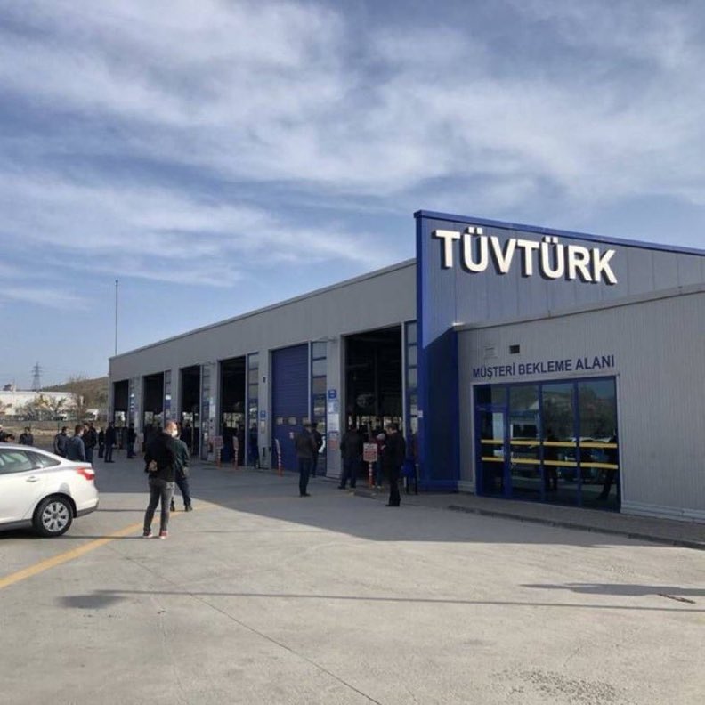 Polis telefon ile konuşuyor adam araba ile gelip vuruyor oda yetmiyor arabadan inip elinde bir cisim ile polisin yüzüne vuruyor oda yetmiyor çakal sürüsü gibi saldırıya geçiyorlar. Burada suca iştirak eden herkes tutuklanmalı 1 kişi değil ? 
#AnkaradaPoliseAdalet