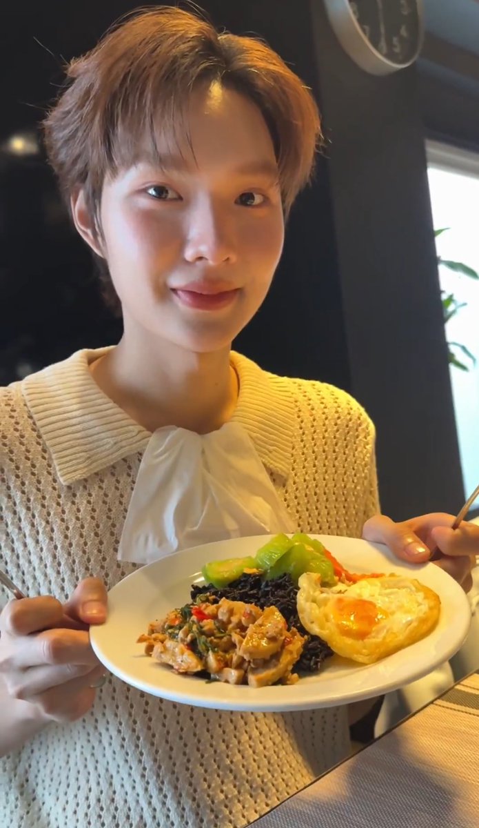 daisylyys's tweet image. ฮีชอบถ่ายตอนน้องอีส ๆ มากจิง ๆ เข้าใจได้ หวานใจน่ารักมากหนิ