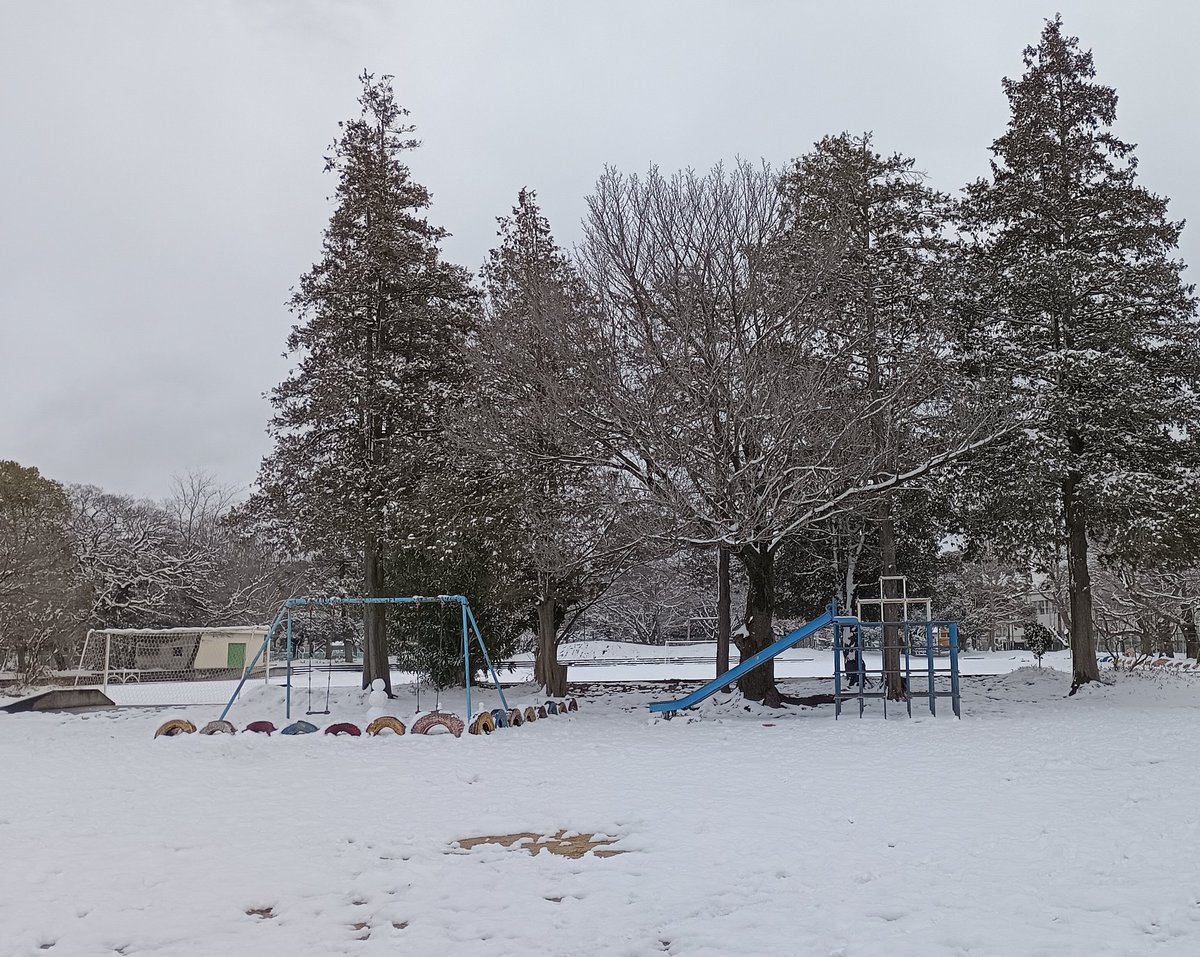 投票所の小学校に誰かが作った雪だるまさん⛄
この平和を手放してはならない

#ママ戦争止めてくるわ