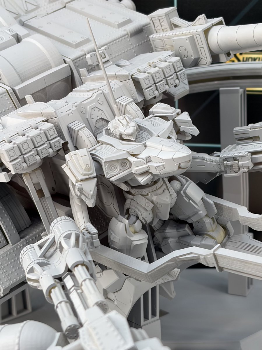 食玩バルテウス、その大きさに一見圧倒されるけど、よく見ると真ん中の人の大きさはだいたい30MMACと同じくらいっぽい