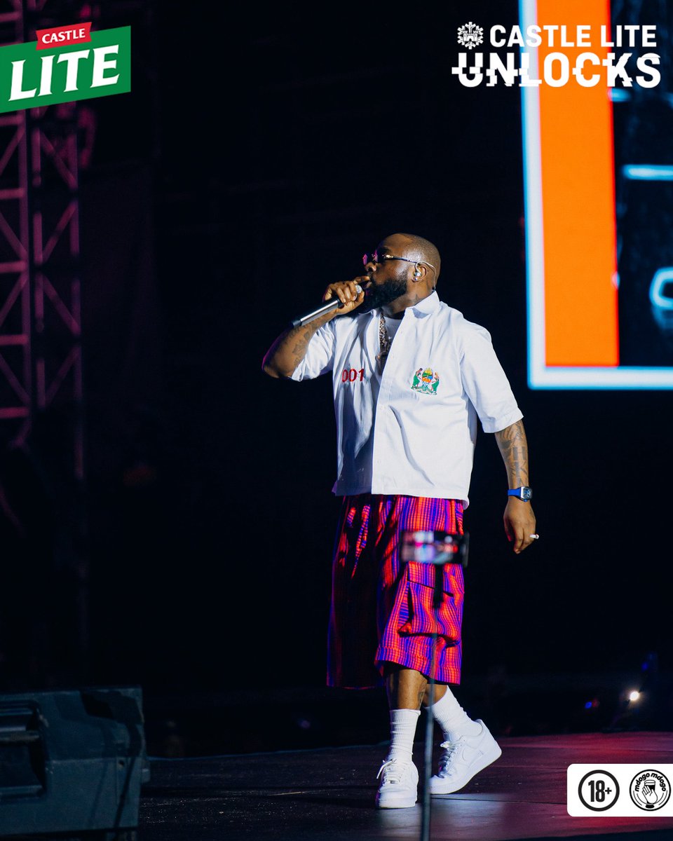 CastleLiteTz's tweet photo. Witnessing greatness in its chillest form 🥶 @davido left the stage on ice after a legendary “Shut Down” at Castle Lite Unlocks.

The Crowd? Unmatched. The temperature? Extra Cold 🔓❄️

#CastleLiteUnlocksTz https://t.co/UH0hSNJw5b