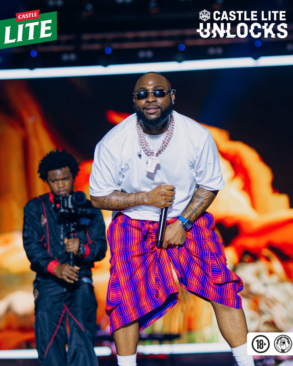CastleLiteTz's tweet photo. Witnessing greatness in its chillest form 🥶 @davido left the stage on ice after a legendary “Shut Down” at Castle Lite Unlocks.

The Crowd? Unmatched. The temperature? Extra Cold 🔓❄️

#CastleLiteUnlocksTz https://t.co/UH0hSNJw5b
